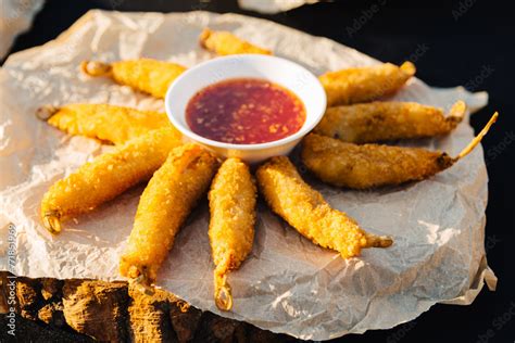  酥脆香噴噴的炸羊肉串，外皮金黃誘人，內裡鮮嫩多汁你敢嚐嗎？